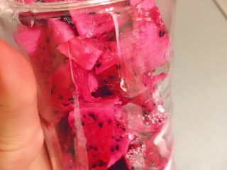 3、顺滑牛奶火龙果,装入料理杯，我的杯子刚好能够装一整个，大概500毫升量