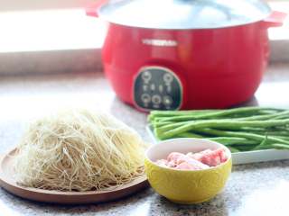 1、蒸卤面,准备食材。