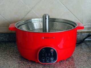 2、蒸卤面,我用的升降锅，锅里加水，直接把上面的篦子升起来。