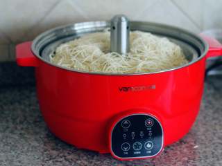 3、蒸卤面,把面条放到锅里。