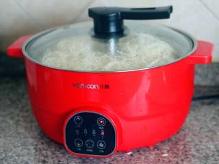 4、蒸卤面,盖上盖子，选择“火锅-大火”，开锅之后改中火，蒸20分钟。