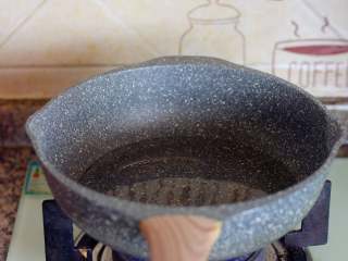 6、蒸卤面,面条蒸好之后开始炒菜。炒锅烧热，倒入半碗食用油。