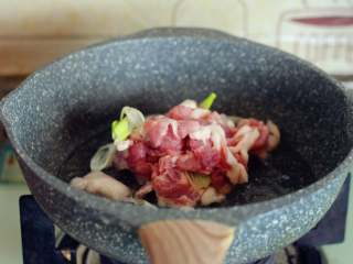 7、蒸卤面,热锅凉油，倒入腌制好的五花肉片。