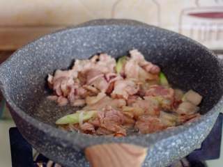 8、蒸卤面,用铲子迅速划开。