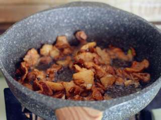 9、蒸卤面,炒至五花肉变色，加一勺老抽。