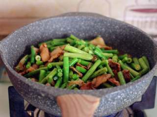 11、蒸卤面,翻拌几下。