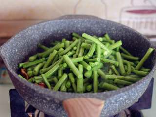 10、蒸卤面,放入豆角。
