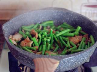 12、蒸卤面,放入一小勺食盐和鸡精，加半碗水，搅拌均匀关火。豆角不用炒熟。