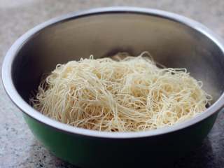 13、蒸卤面,取出蒸好的面条。