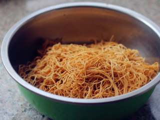 14、蒸卤面,用老抽、水、香油和盐调半碗料汁，把料汁倒入面条里，拌匀。