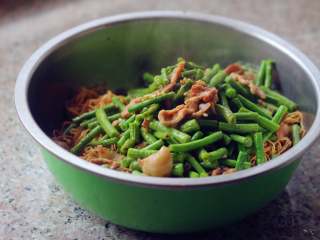 15、蒸卤面,倒入炒好的菜。