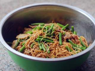 16、蒸卤面,把菜和面充分的搅拌在一起。