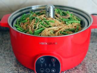 17、蒸卤面,继续放到蒸锅上。