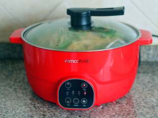 18、蒸卤面,盖上盖子继续中火蒸15分钟即可。