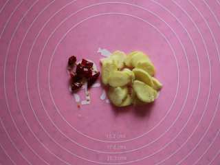 5、五花肉胡萝卜土豆焖饭,姜去皮切片,干辣椒切丝,备用