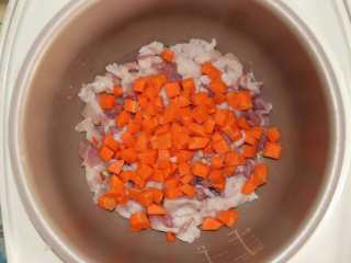 8、五花肉胡萝卜土豆焖饭,撒上胡萝卜丁