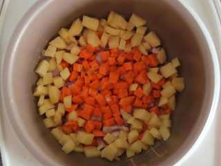 9、五花肉胡萝卜土豆焖饭,撒上土豆丁