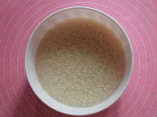 12、五花肉胡萝卜土豆焖饭,另取一只碗将米淘好