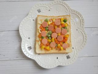 8、吐司披萨,摆上火腿肠片