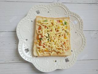 9、吐司披萨,最后在撒一层马苏里拉奶酪