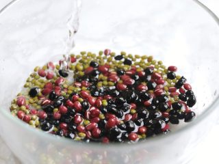 3、腊八粥,红豆、绿豆、黑豆浸泡过夜。