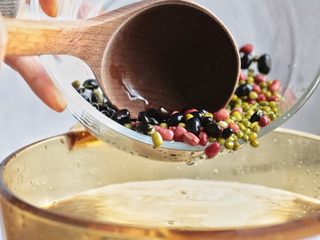 7、腊八粥,准备一锅水,将红豆、黑豆、绿豆先放入冷水锅中煮。