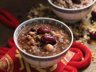 14、腊八粥,最后可以加少许干桂花增加粥的香气。腊八粥就做好了!