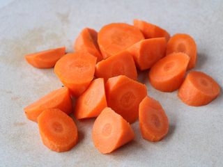 2、土豆炖香菇胡萝卜,胡萝卜去皮,滚刀切块;