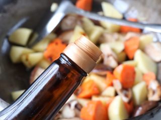 11、土豆炖香菇胡萝卜,加入生抽