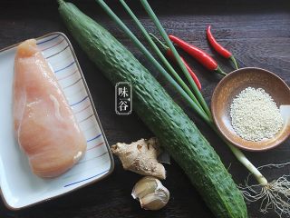 1、清爽开胃的凉拌鸡丝,准备好材料;