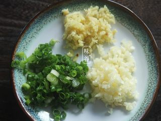 3、清爽开胃的凉拌鸡丝,准备好姜蓉,蒜蓉,葱末;