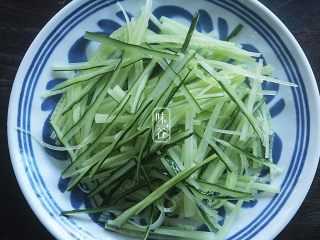 4、清爽开胃的凉拌鸡丝,青瓜先切成丝;
