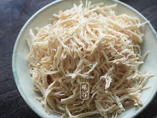 5、清爽开胃的凉拌鸡丝,鸡胸肉煮熟后捞出晾凉,然后撕成鸡丝,可以用袋子装着用擀面棍把它压散,这样比较容易撕;
