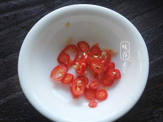 6、清爽开胃的凉拌鸡丝,小米椒切成细圈;