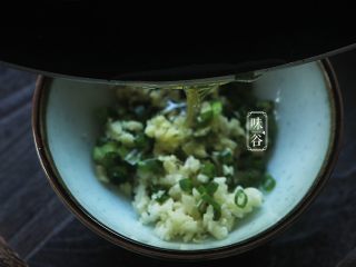 7、清爽开胃的凉拌鸡丝,先把准备好姜蓉,蒜蓉,葱末放在一个碗内,锅内放3大匙油,油烧热后淋入装好蒜末的碗内,搅拌均匀;