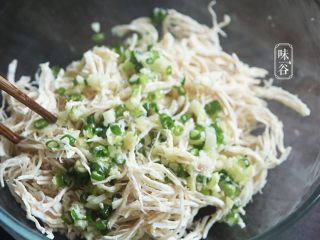 8、清爽开胃的凉拌鸡丝,把姜蓉,蒜蓉,葱末倒入鸡丝内搅拌均匀;