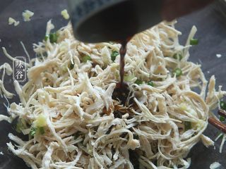 9、清爽开胃的凉拌鸡丝,倒入酱油;