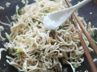 10、清爽开胃的凉拌鸡丝,放入盐;