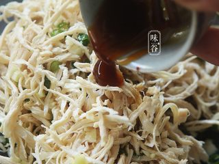 11、清爽开胃的凉拌鸡丝,放入蚝油;