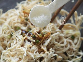 12、清爽开胃的凉拌鸡丝,最后放入白糖,搅拌均匀;