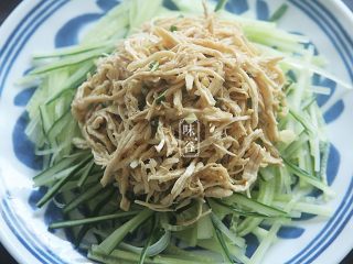 13、清爽开胃的凉拌鸡丝,最后铺在青瓜上,洒上芝麻;