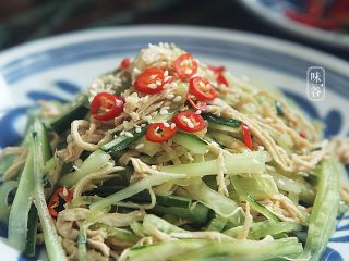 14、清爽开胃的凉拌鸡丝,喜欢吃辣的,可以放上小米椒即可。