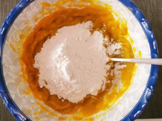 6、南瓜蒸糕,放入面粉