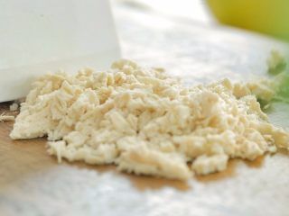 3、芙蓉面线汤,把撕成条的鸡肉切碎。因为是作为辅食，这里我把鸡肉切碎，即使没有牙齿的宝宝也可以较方便的用牙床碾碎吃下。大一点的宝宝可以切得不那么细致，或者干