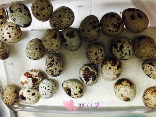 1、五香鹌鹑蛋,鹌鹑蛋洗干净煮熟，捞出放冷水里冷却