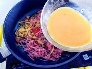 4、宝宝辅食：面条烘蛋,缓慢倒入鸡蛋牛奶液。