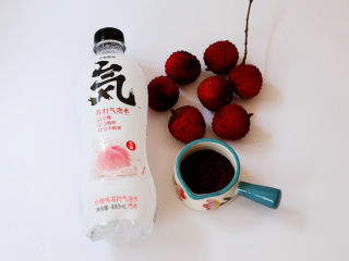 1、荔枝气泡冰咖啡,准备好材料