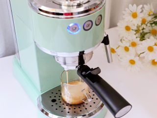 2、荔枝气泡冰咖啡,将咖啡粉放入意式咖啡机中萃取咖啡