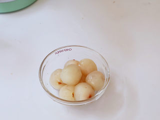 4、荔枝气泡冰咖啡,荔枝去壳去核备用