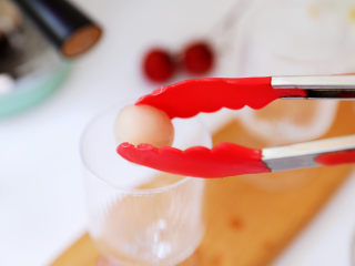 5、荔枝气泡冰咖啡,杯中加入荔枝